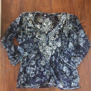 Pre owned Karma Highway boho top sz “46” L or XL embroidered in white/grey